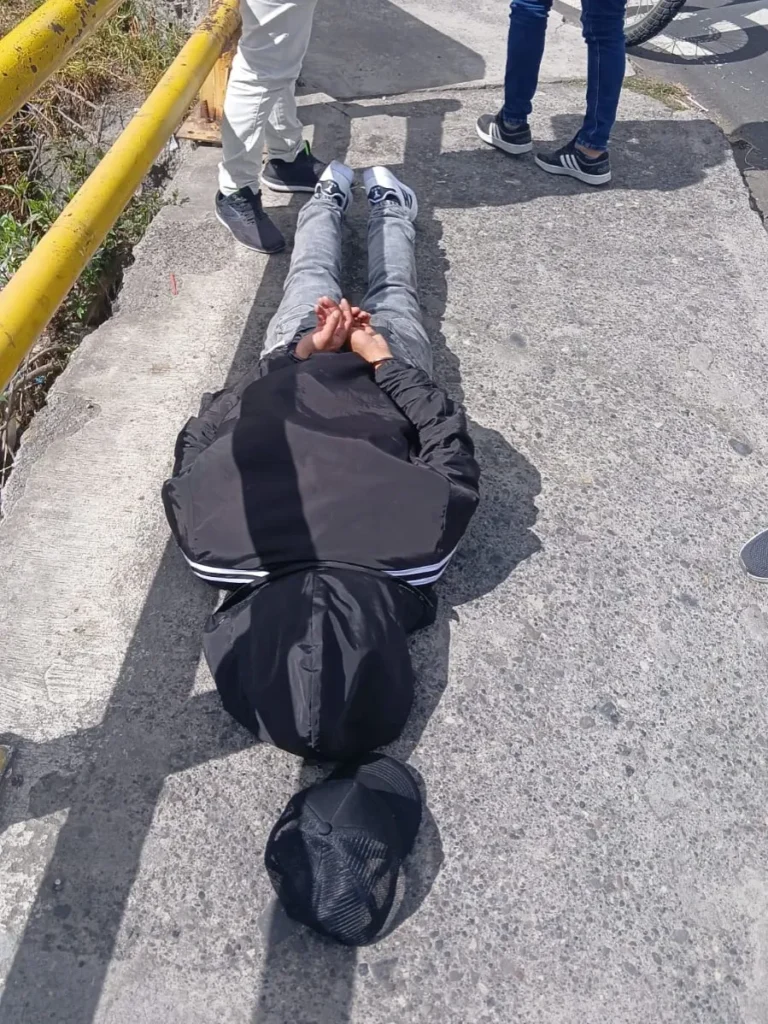 Sospechoso fue detenido mientras trataba de huir.