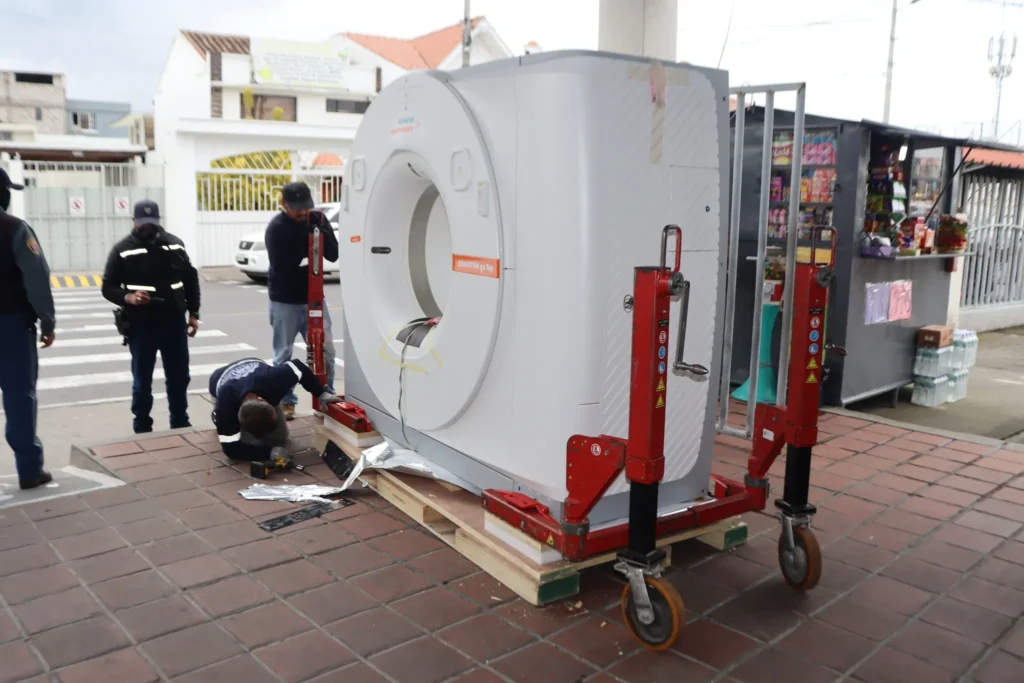 Hospital IESS Latacunga recibe tomógrafo de última generación