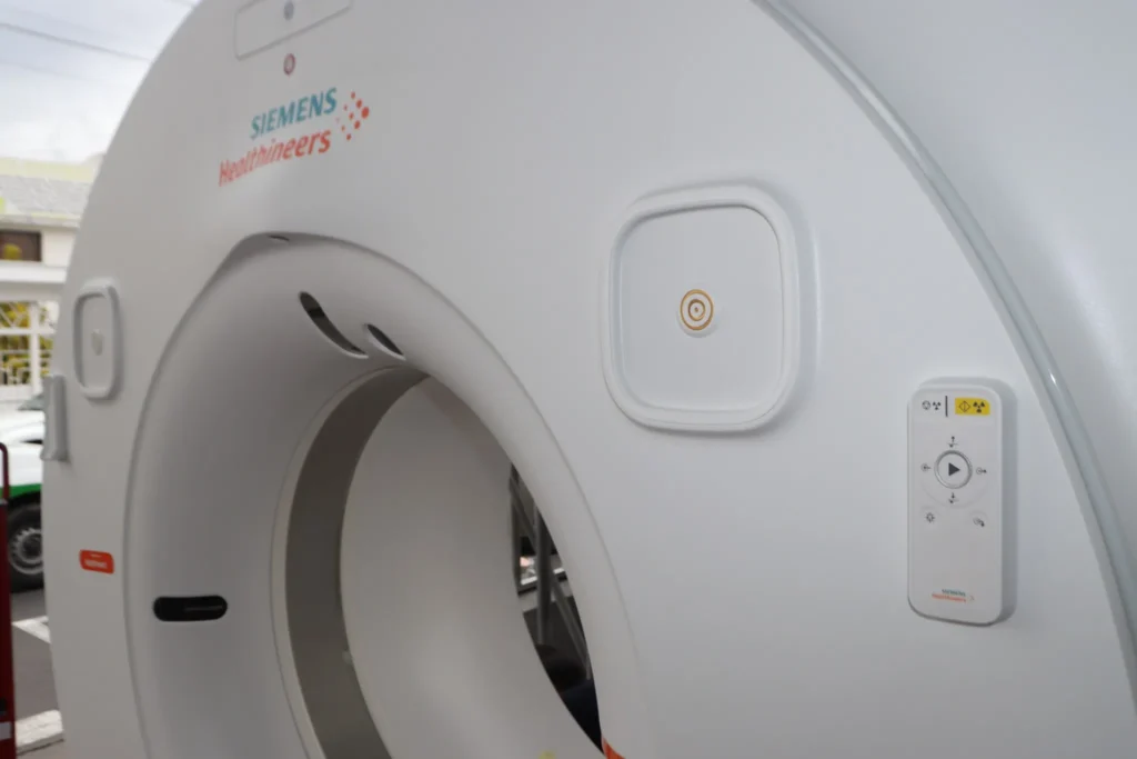 El tomógrafo es marca Siemens, proveniente de Alemania.