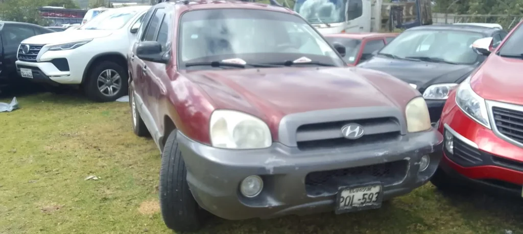 Vehículo marca Hyundai, color rojo, con reporte de robo