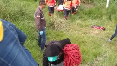 Mujer es hallada en el rio chambo, bomberos rescataron el cuerpo.