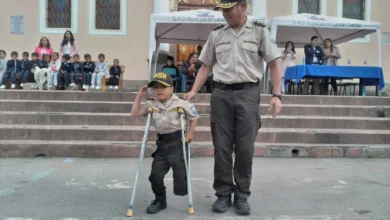 El pequeño niño junto al coronel Carlos Peñafiel, jefe del Circuito Riobamba-Chambo de la Subzona Chimborazo N° 6 de la Policía Nacional