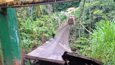 Dos niños sigue desaparecidos tras colapso de puente en Sucúa.