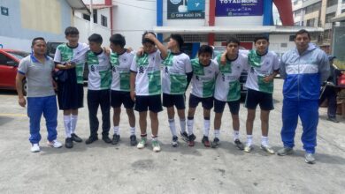 Estudiantes se destacan en partidos fútbol sala estudiantil.
