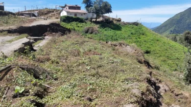 Vías agrietadas en Pallatanga por las lluvias.