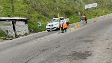 En una vía alterna para Alausí cobran un peaje para el mantenimiento.