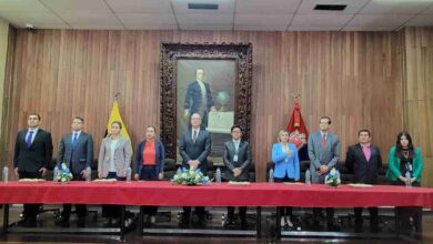 Mesa directiva para la posesión de Unach Mun, en el Salón "Pedro Vicente Maldonado"
