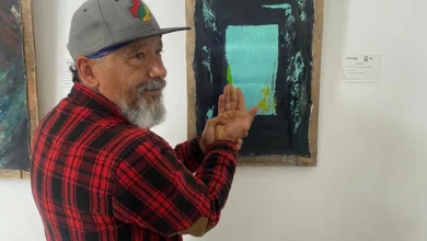 Santiago Mayorga explicando su obra"HUITZILOPOTCHLI (El mensaje de los dioses)"