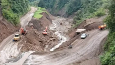 La vía Guayaquil-Riobamba, en el sector de la Soberana, la maquinaria de los cantones y la Prefectura trabaja para habilitar el paso.