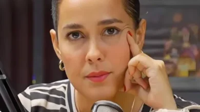 Alondra Santiago abandona Ecuador por temor del gobierno.