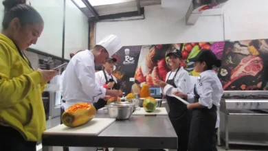 Los dueños de los restaurantes de Riobamba preparan los mejores platos tradicionales para atender a los turistas y clientes.