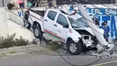 Camioneta impacto con poste.