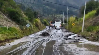 La vía Riobamba - Penipe estuvo cerrada hasta el medio día, en Pungal Grande. Maquinaria del Consejo Provincial habilitó el paso