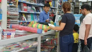 Los padres de familia ya están comprando la lista de útiles escolares para el año lectivo 2024.