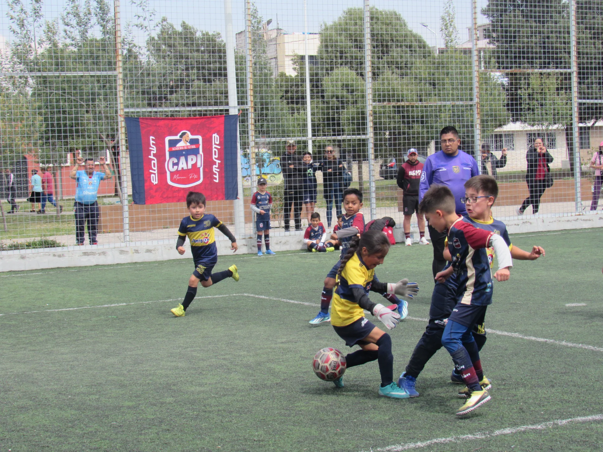 El Fútbol infantil integra a los adultos, quienes acuden a las canchas para apoyar los pequeños deportistas.