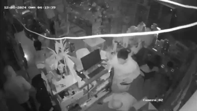 3 avezados delincuentes roban USD 1.200, entre dinero y productos, en comercial céntrico de Riobamba. Cámaras captaron el hecho delictivo