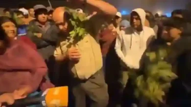 Un jefe de la Policía Nacional fue retenido en Alausí por cerca de 200 comuneros de Nizag. Pedían se entregue a presuntos antisociales