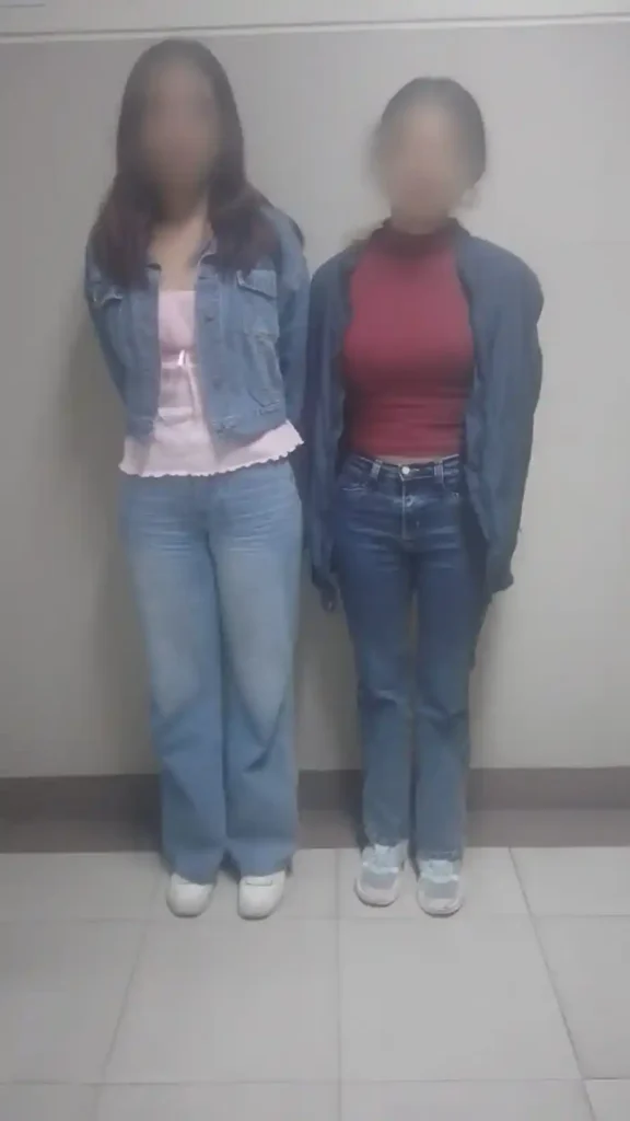 2 mujeres jóvenes fueron detenidas por robo en el Paseo Shopping Riobamba. Al parecer, la vanidad pudo más que los valores y principios