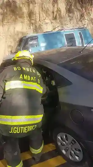 Bomberos de Ambato debieron emplear herramientas de extricación para rescatar el cuerpo inerte del vehículo