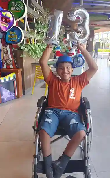 Cuenta con 13 años y, pese a todo, no pierde su hermosa sonrisa