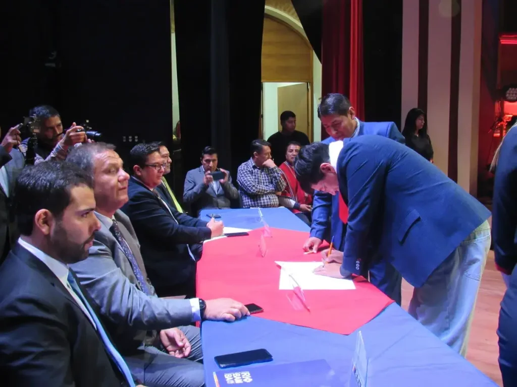 Los alcaldes de Baños y Riobamba firman acuerdos, en el mismo acto se suscribió también con las parroquias rurales.