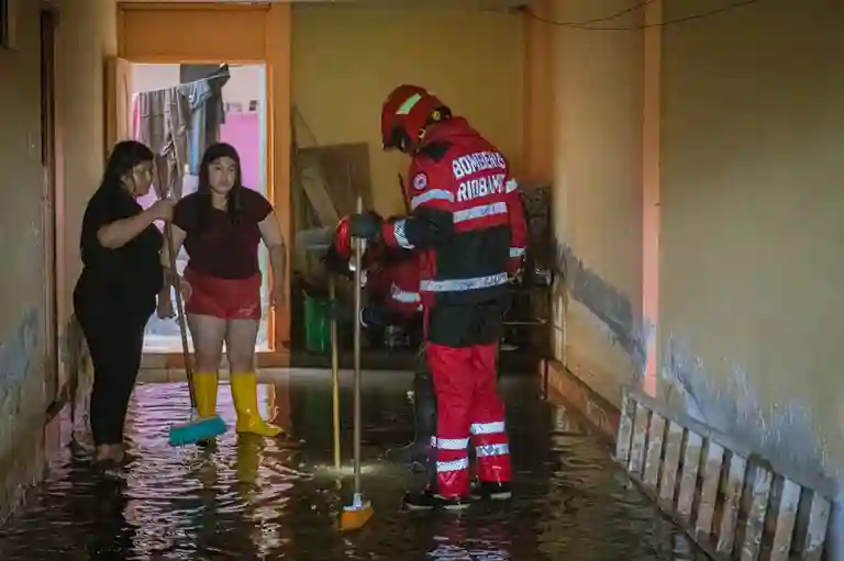 Los 'héroes de rojo' sacaron agua de varios inmuebles de la urbe