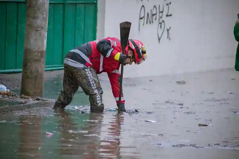 Hubo que destapar sumideros para que fluya el agua