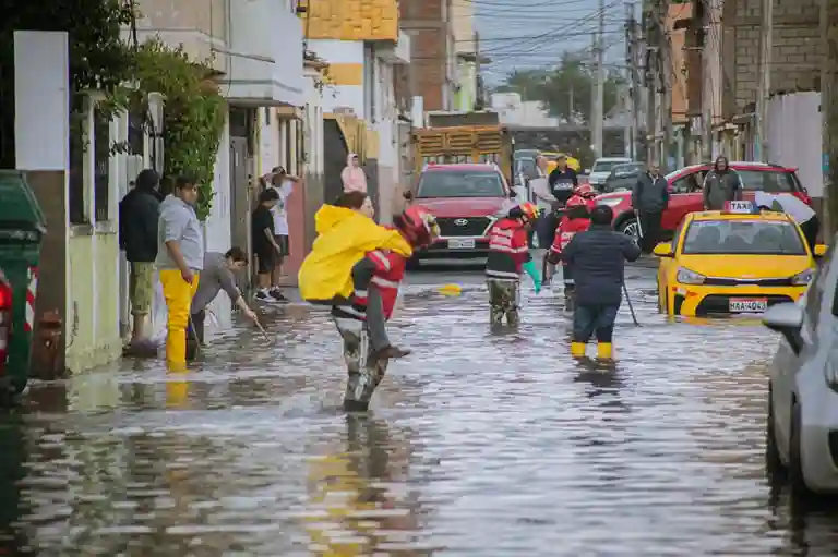 Los bomberos atendieron 28 emergencias por lluvias en la ciudad de Riobamba. La ciudadanía debe colaborar para evitar inundaciones