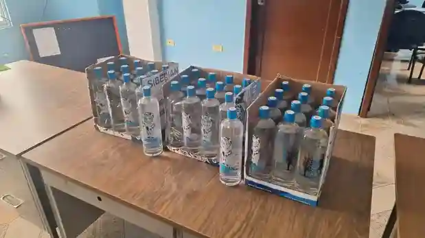 38 botellas de vodka fueron decomisadas de un conocido local comercial en el cantón Colta. Participaron Comisaría y Policía Nacional