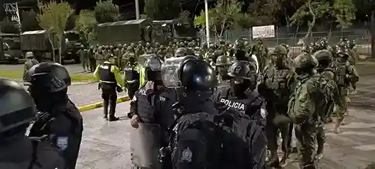 Los uniformados se concentraron en los exteriores antes de iniciar la tarea