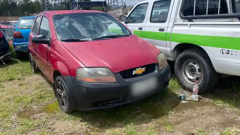 Vehículo Chevrolet rojo, relacionado con una investigación previa por hurto