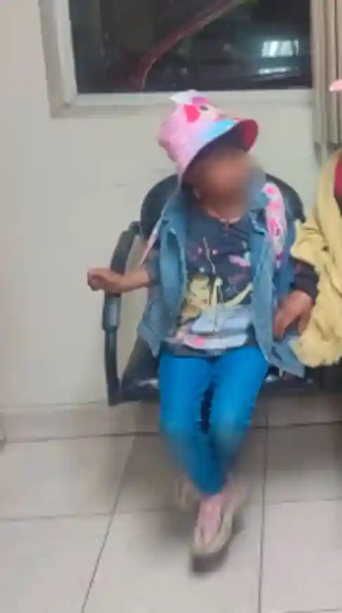 Una niña de 8 años se quedó dormida en bus de Riobamba. En noble gesto, conductor la llevó a una UPC, y la Policía contactó a su madre