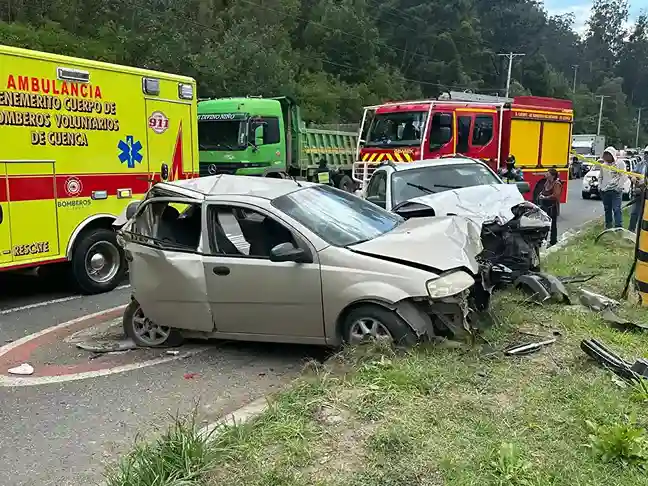 Un fuerte choque entre 2 carros livianos deja como saldo 5 heridos en la autopista Cuenca - Azogues. Tome precauciones si va por allí