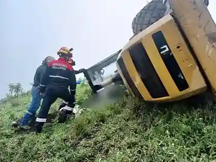 Un hombre muere tras caer al abismo con maquinaria pesada en el cantón Pallatanga. Efectivos de la Policía Nacional investigan las causas