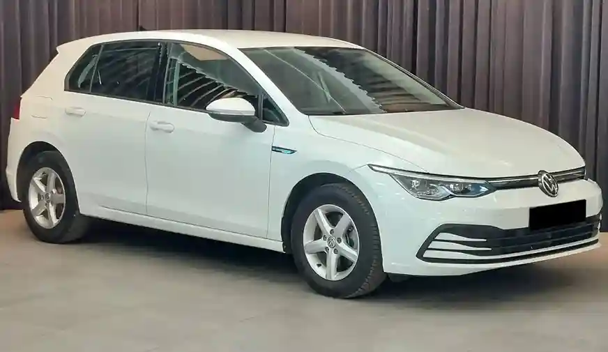 Un Volkswagen Golf blanco similar a este se llevaron las 'Dulces sueños'