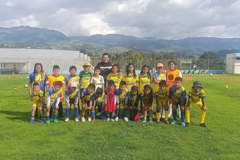 Chambo impulsa el deporte con escuela de fútbol comunitaria.