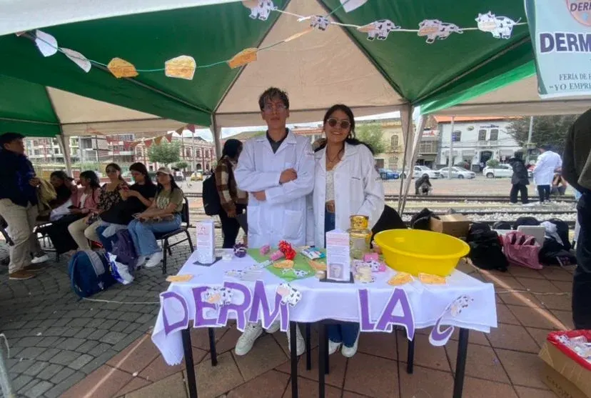 Estudiantes de Agroindustria en la feria.