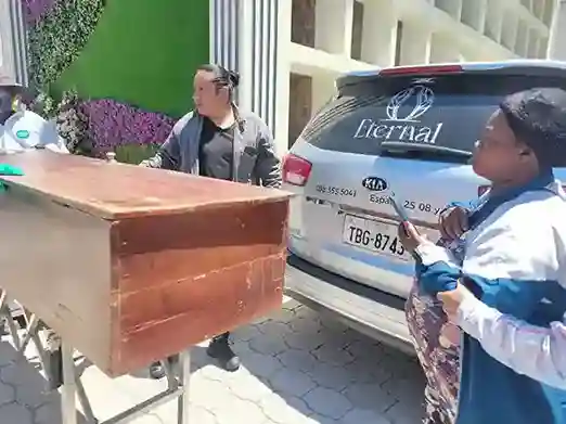 Amigos de Funeraria Eternal, de manera desinteresada y solidaria, transportaron el féretro hasta el Cementerio.