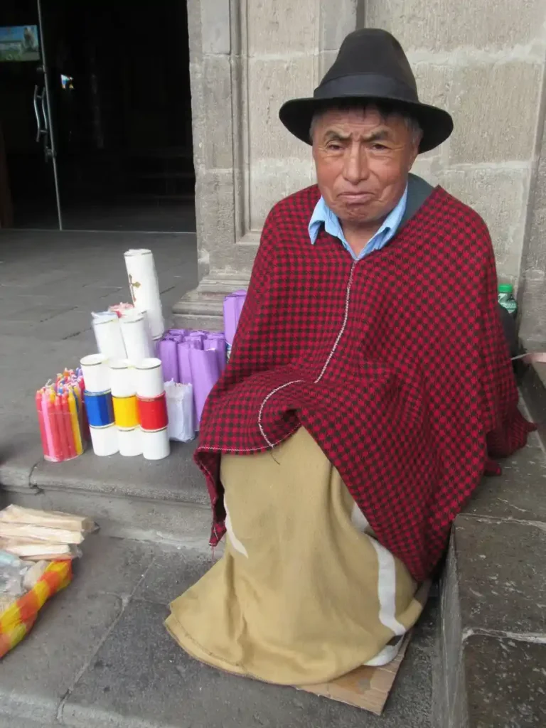 Historia de vida en el templo de la Loma de Quito de un vendedor de velas que reclama el bono al MIES