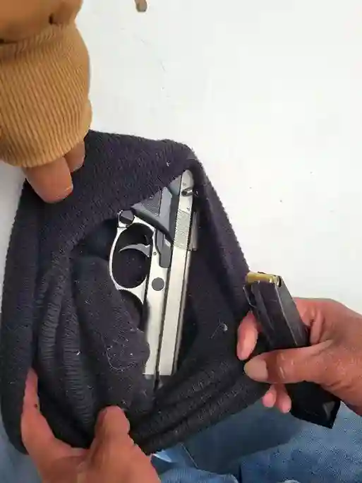 Pistola 9mm y su alimentadora con 3 cartuchos sin percutir en casa de Luis Arturo A.