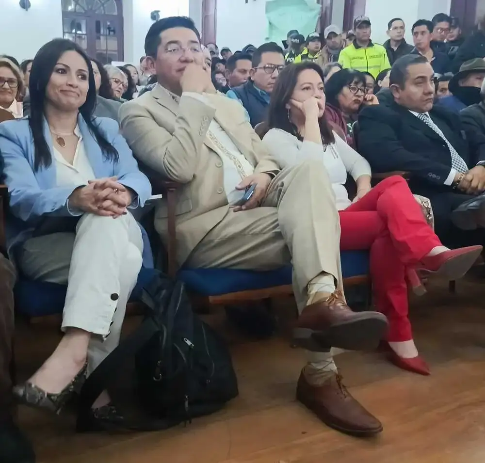 John Vinueza y su abogada Carolina Moreno estuvieron en primera fila durante la sesión. 
