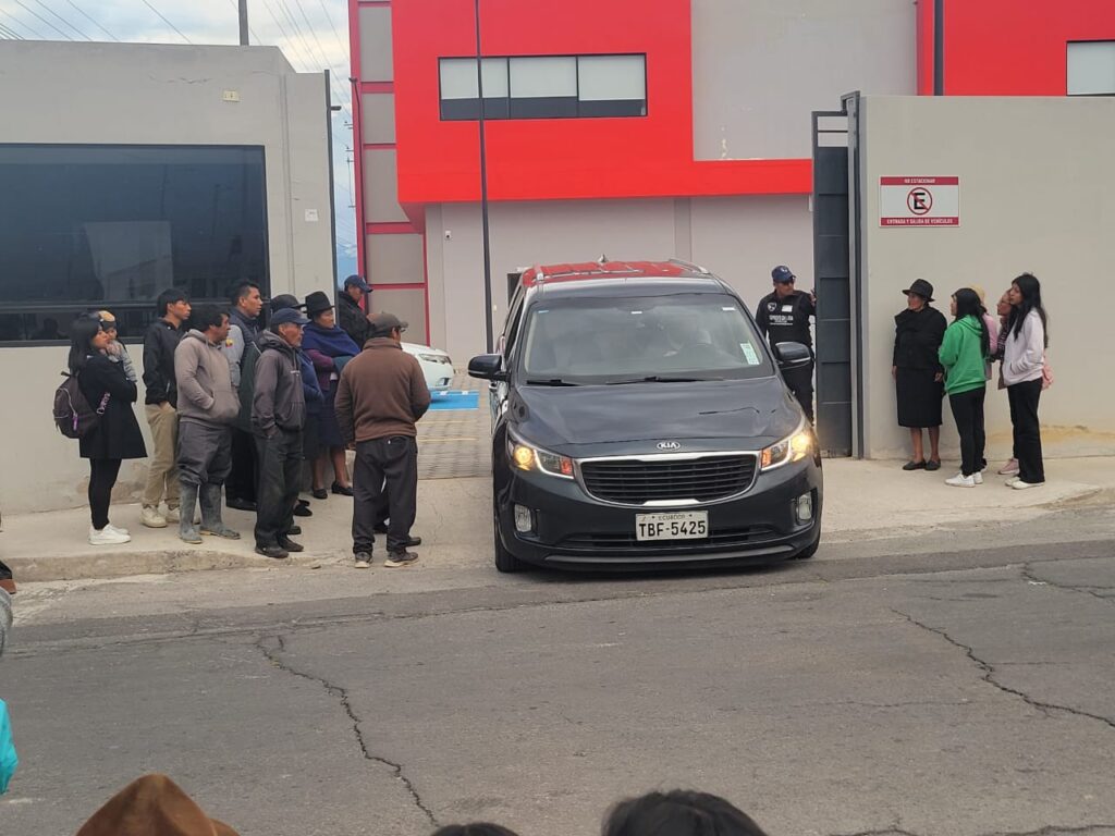 La carroza con el cuerpo inerte del hombre se dirigió al servicio funerario para prepararlo y trasladarlo hasta la casa del duelo en La Inmaculada