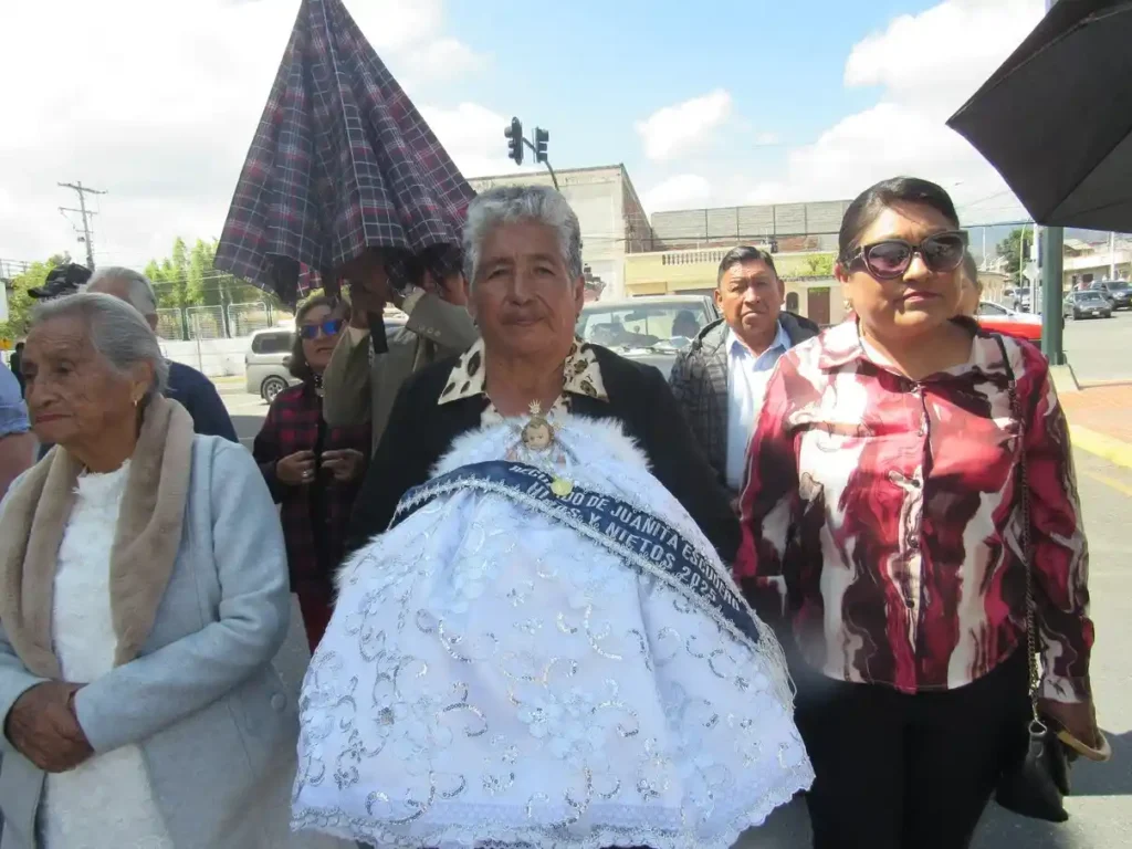 Los devotos del Divino Niño Jesús de la ‘Fe’ del barrio Liberación Popular de la ciudad de Riobamba.