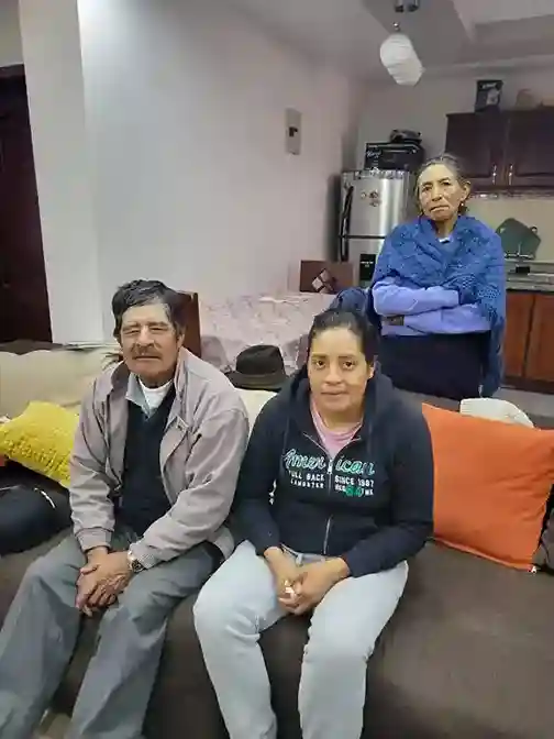 Don David Olmedo y doña María Criollo, abuelitos de Anderson, junto a Rebeca Olmedo, la valerosa madre