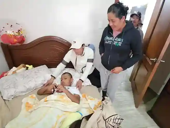 El valiente Anderson con su querida tía Albita y su mamita Rebeca, en su hogar