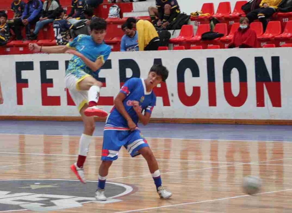 En el Campeonato Estudiantil de Futsal el equipo de la UE STAR ganó gustó y goleó frente a la UE Despertar.