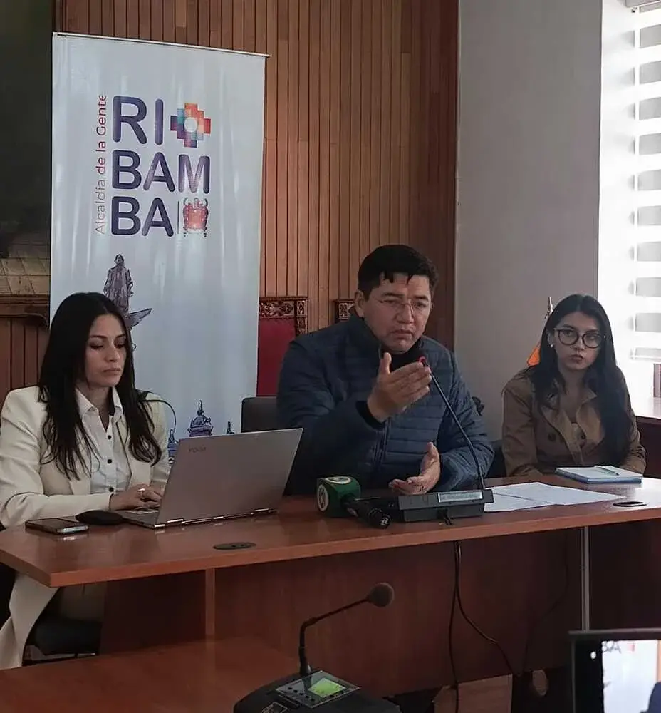 Alcalde de Riobamba Vinueza afirma que su remoció no procede 