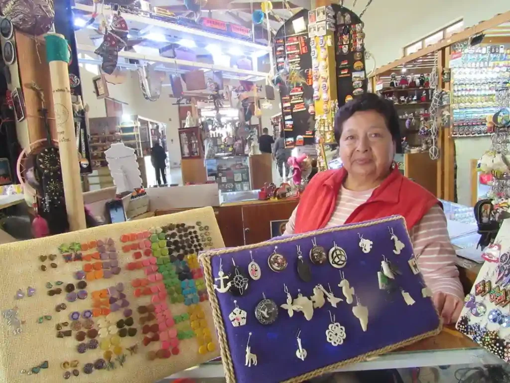 En la estación del tren de Riobamba venden variedad de artesanías elaboradas en tagua, madera, porcelana, hay recuerdos desde un dólar.