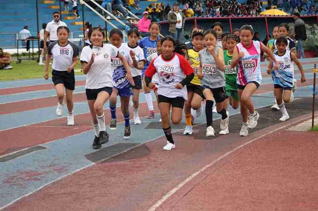 Un total de 1.430 deportistas de 42 unidades educativas son parte de las competencias del deporte base en los Juegos Estudiantiles.