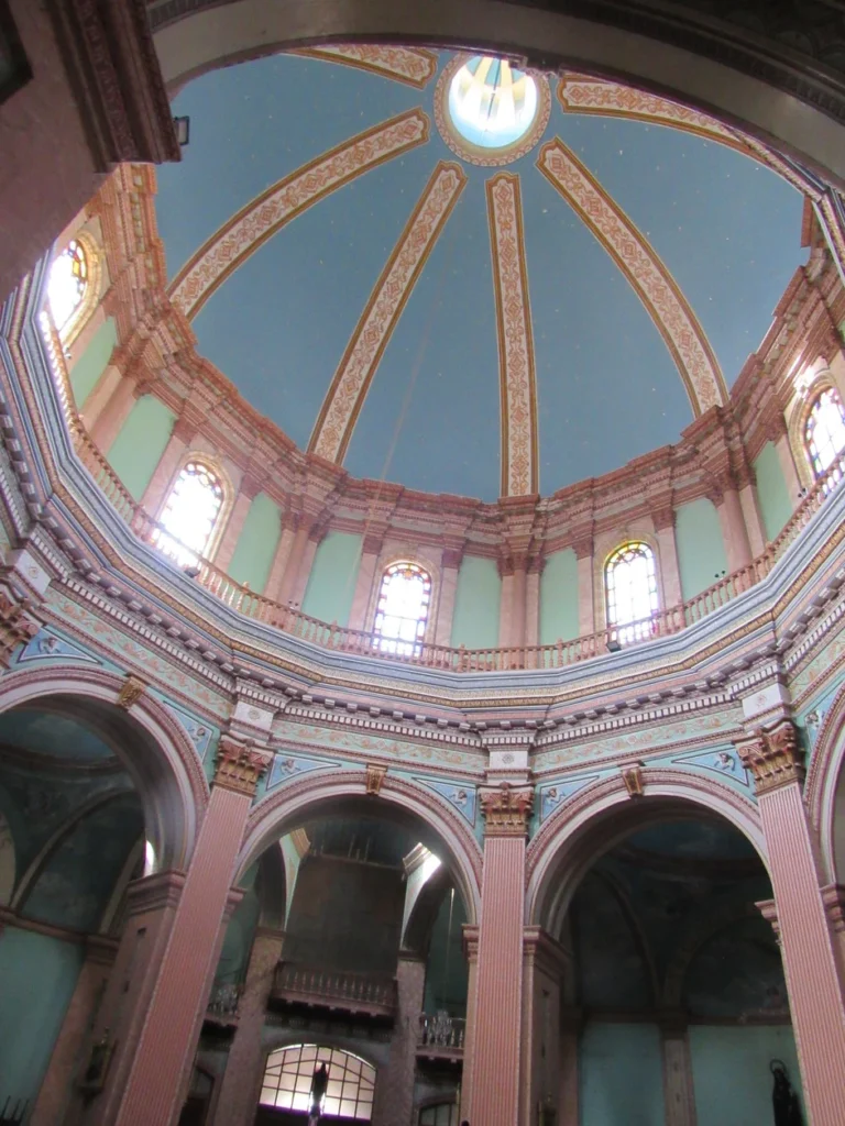 La Basílica de Riobamba del San Felipe a restauración interna con el aporte de una fundación de Estados Unidos.